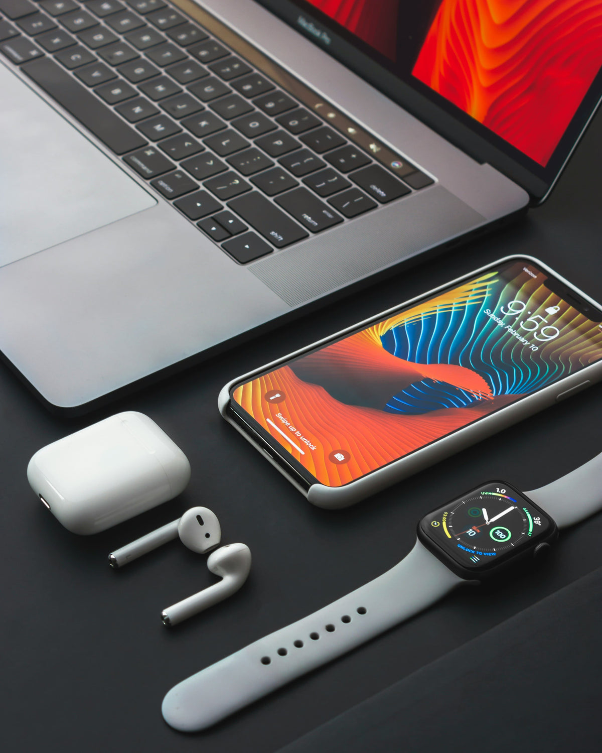 Collection accessoires électroniques : écouteurs, montre connectée et téléphone