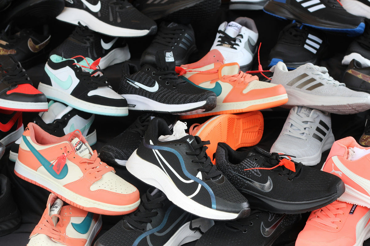 Collection de chaussures et sneakers variées